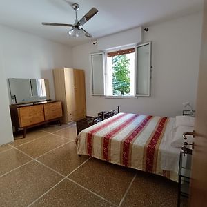 Großes Zimmer mit Kingsize-Bett